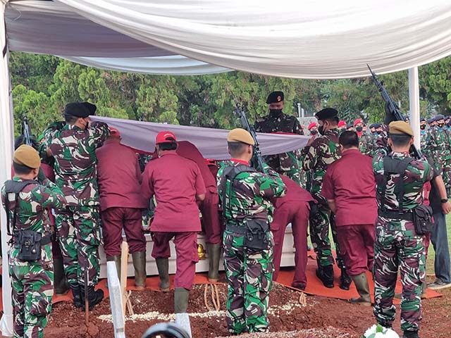 Suasana Haru Warnai Pemakaman MenPAN RB Tjahjo Kumolo di TMP Kalibata