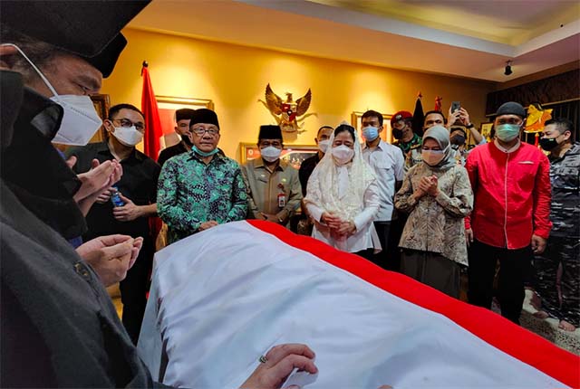 Bendera Merah Putih Balut Peti Jenazah Menpan RB Tjahjo Kumolo