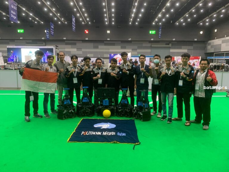 Polibatam Peringkat V Kontes Robot Internasioanl di Thailand