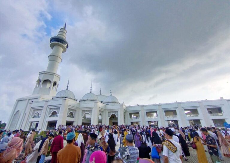 Jamaah Berjubel Salat Id di Masjid Sultan Mahmud Riayat Syah, Begini Penampakannya