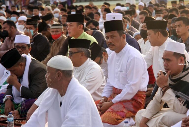 Ribuan Umat Muslim Hadiri Salat Iduladha di Engku Putri, Wali Kota Sampaikan Pesan