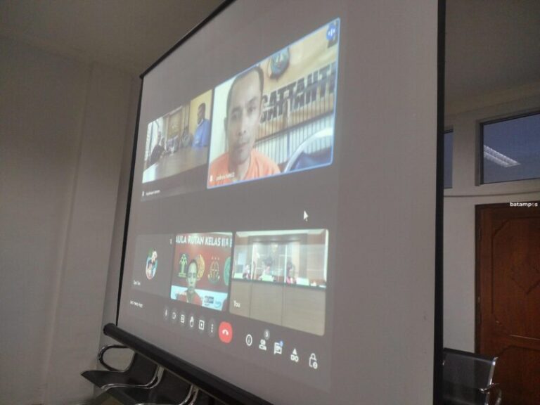 Holmes Terduga Pembunuh Sopir Angkot Disidang, Hakim Tunjuk Pengacara Untuknya