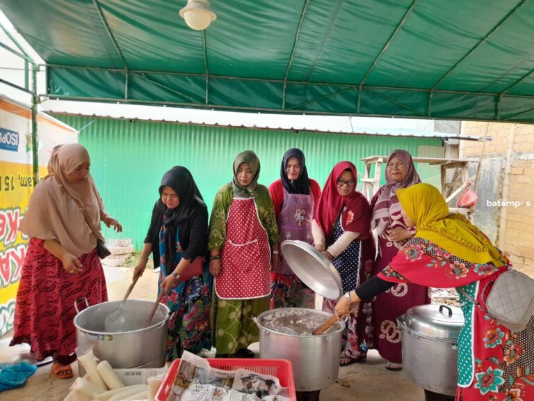 Warga Melchem Potong Kambing dan Makan Bersama