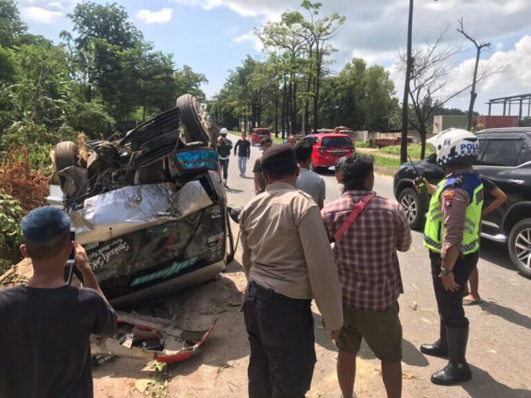 Truk Pengangkut Kecelakaan, Tabung Oksigen Berserakan di Jalan Seraya