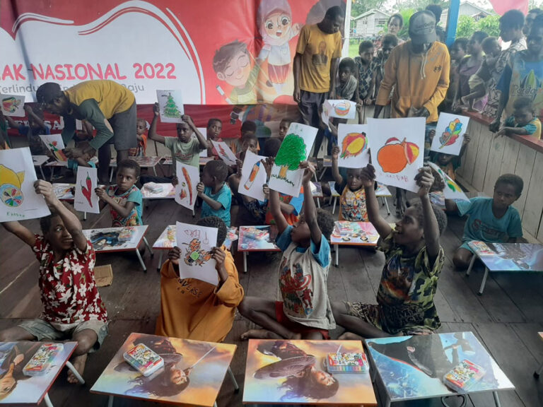 Panel Surya Bantu Erosaman, Papua, Menikmati Listrik