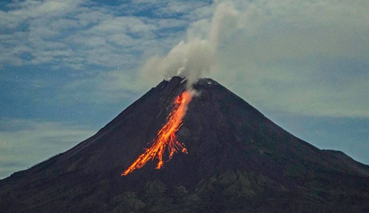 Gunung Merapi Luncurkan Guguran Lava Pijar 1.800 Sejauh Meter