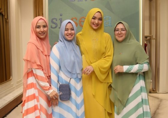 Tren Ibu Muda Pakai Busana Syar’i Warna Warni dan Antiribet