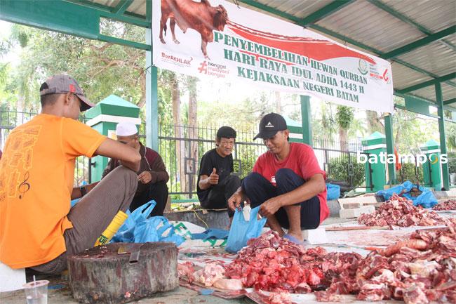 Kejaksaan Negeri Batam Bagikan Ratusan Bungkus Daging Kurban