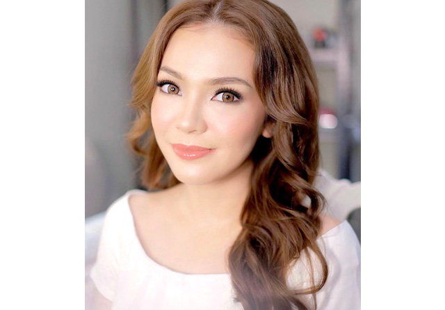 Maya Septa “Dokter Cinta” Ladeni Curhat Online