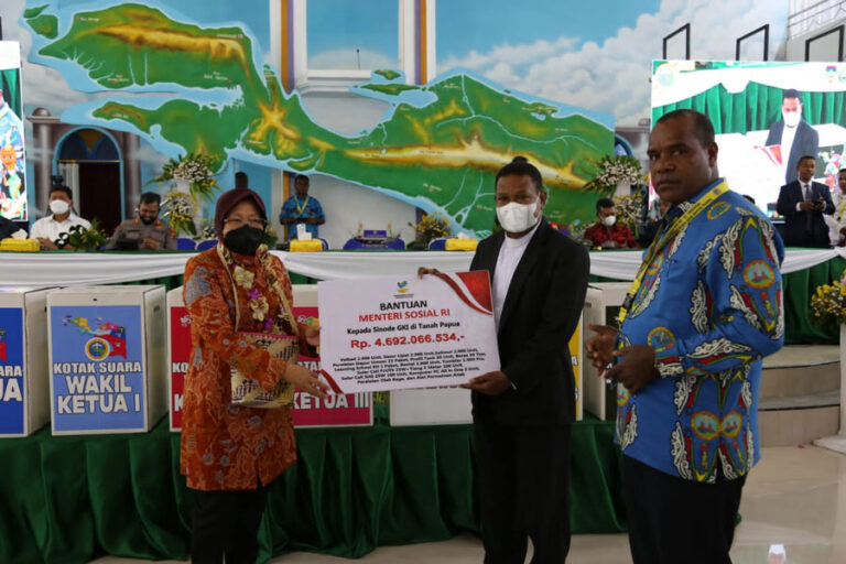 Bu Mensos, Risma, ke Kabupaten Waropen, Papua, Serahkan Bantuan Hibah