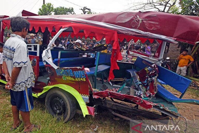 Odong-Odong Tertabrak KA di Serang, Enam Ibu dan Tiga Anak Tewas