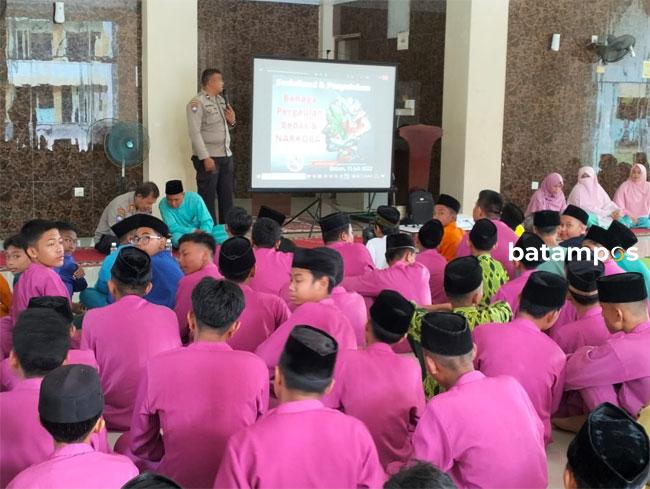 Polsek Lubukbaja Sambangi SMP IT El Yasin, Ini yang Dilakukan