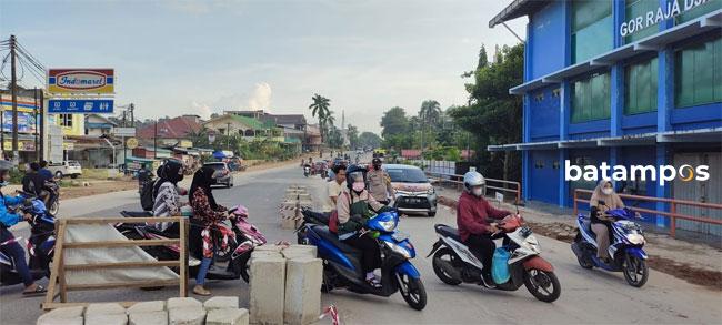 Polsek Sekupang Atur Arus Lalu Lintas di Titik Rawan Macet