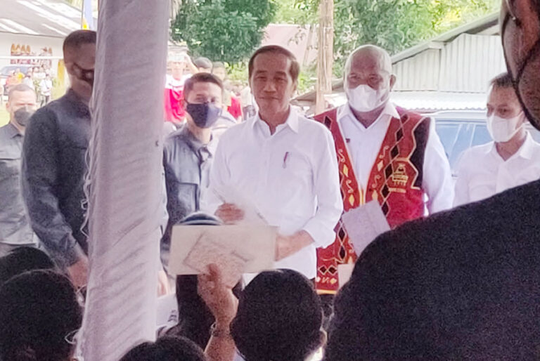 Presiden RI, Serahkan Bantuan Sosial kepada Warga Nias