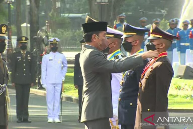 Jokowi Lantik 754 Perwira Remaja TNI dan Polri