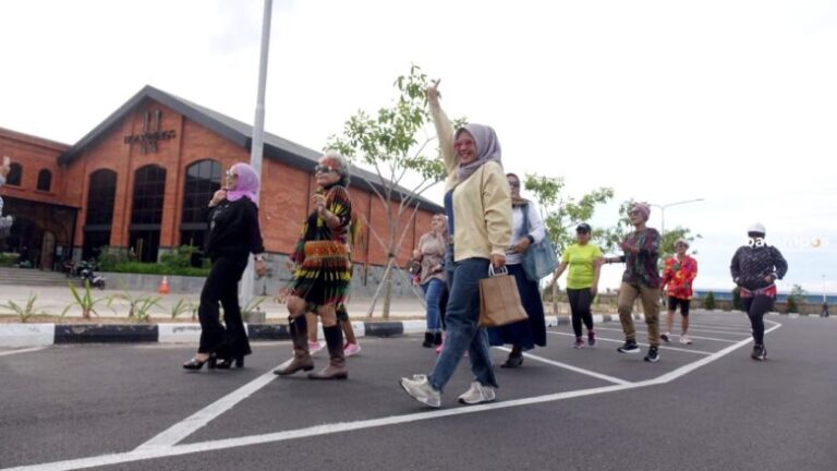 Mom’s Fashion Week ala Parkiran Harbourbay