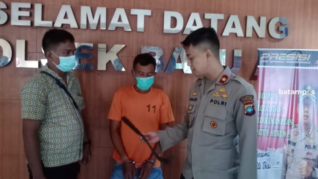 Cinta Bertepuk Sebelah Tangan, Celurit ‘Bicara’ 