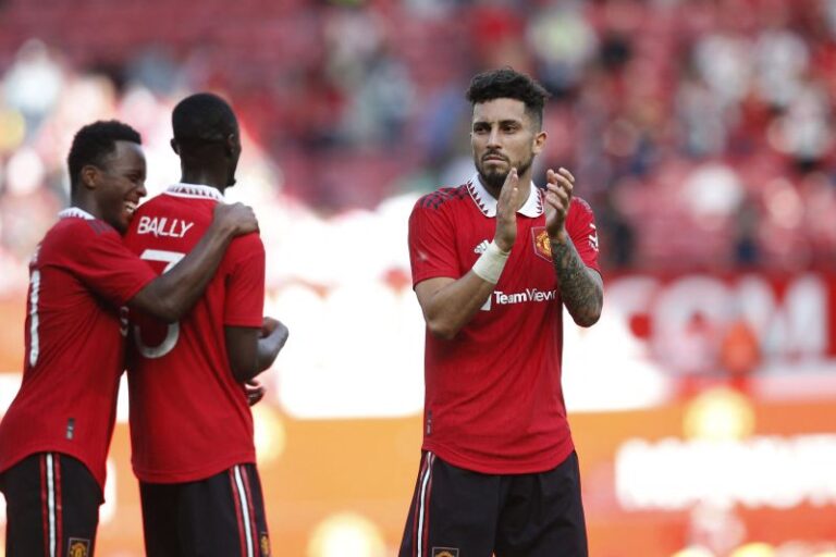 MU Siap Lepas Telles dan Baillysiap