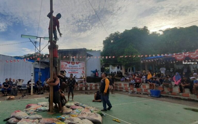Meriahnya Panjat Pinang di Perumahan Akasia Sekupang