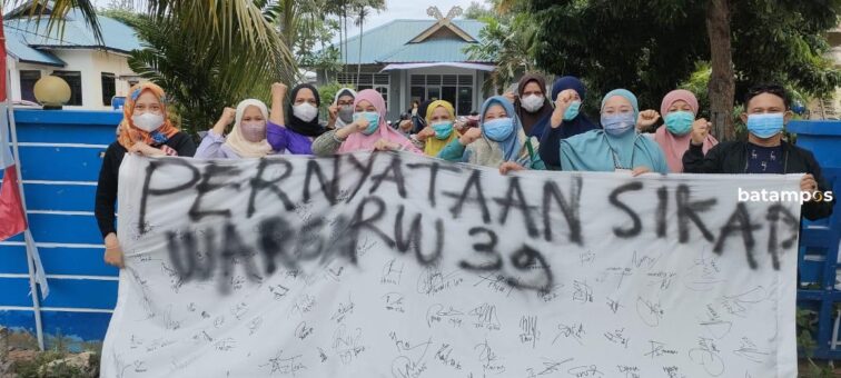 Puluhan Emak-Emak Geruduk Kantor Lurah Belian, Pertanyakan SK Pengangkatan RW Perumahan Marbella, Batam Center