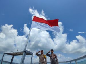Jelang Hari Kemerdekaan Indonesia, Polsek Bintan Timur Kibarkan Bendera Merah Putih di Pulau Terluar