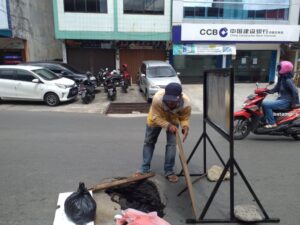 Hati-Hati… Ada Lubang di Tengah Jalan Brigjen Katamso Tanjungpinang