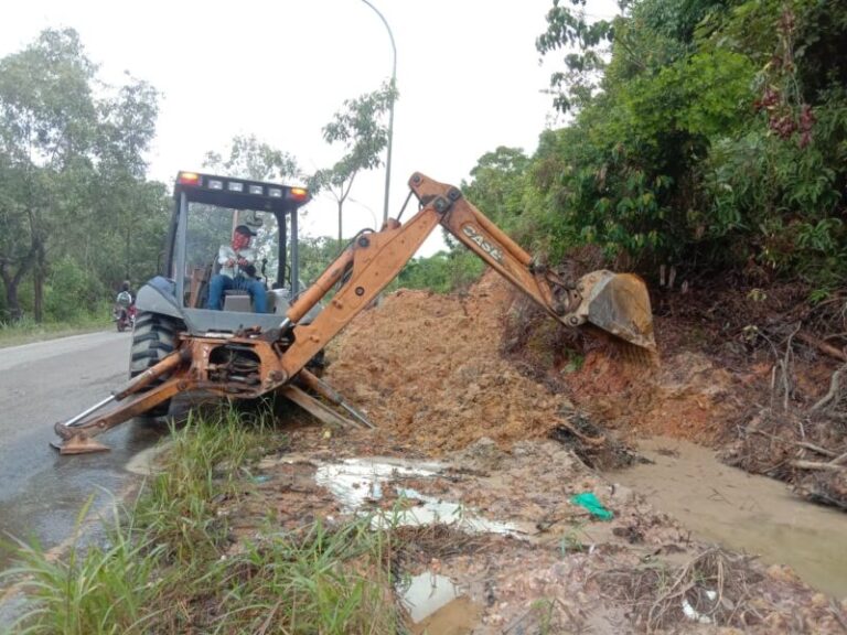 Pemko Benahi Bukit Longsor di Tanjungriau