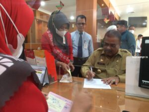 Bupati Karimun Jadi Nasabah Perdana di BRK Syariah Cabang Tanjung Balai Karimun