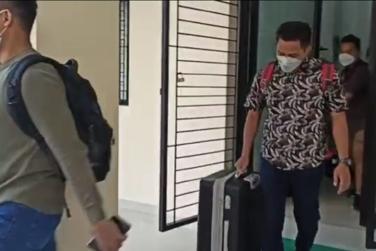 KPK Bawa 2 Koper Usai Periksa Geledah Fakulas Kedokteran Unila