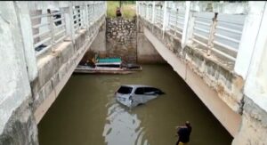 Pengemudi Ngaku Terlelap, Mobil Avanza Nyemplung ke Laut