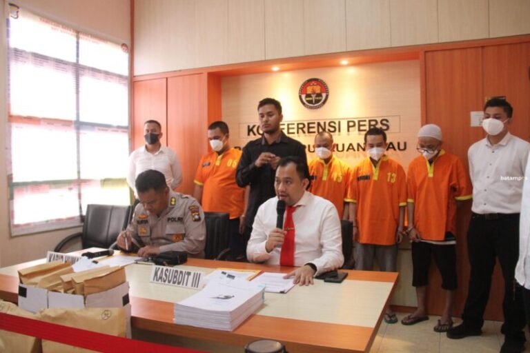 Polisi Menyerahkan 5 Tersangka Korupsi Hibah Dispora Kepri ke Kejati, 1 Masih Buron