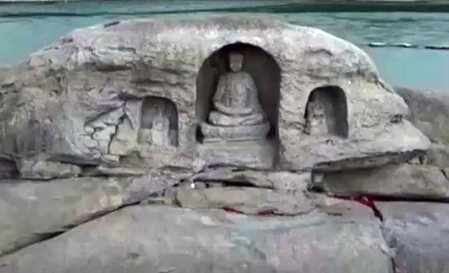 Patung Buddha Bermunculan Saat Sungai Yangtze Kekeringan di Tiongkok