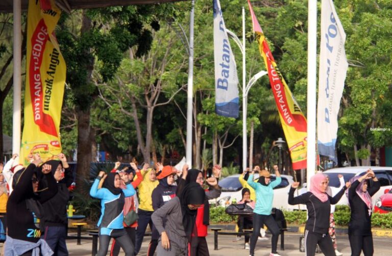 Ratusan Pengunjung Antusias Ikuti Zumba Happy dan Ceria Batam Pos