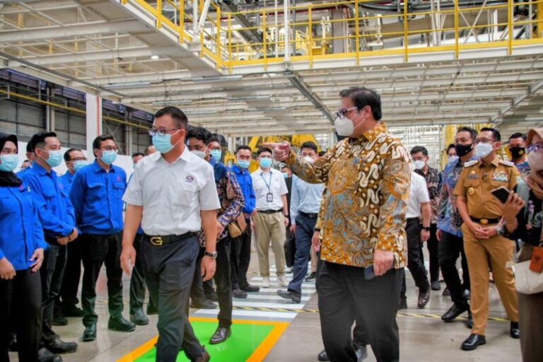 Menko Airlangga Dukung Produksi Kendaraan Bermotor Listrik Berbasis Baterai di Indonesia