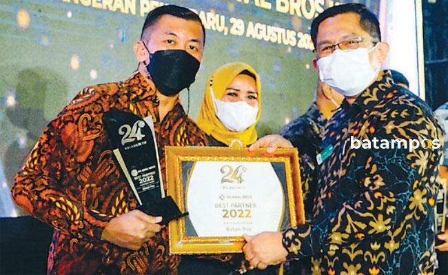 Batam Pos Terima Penghargaan