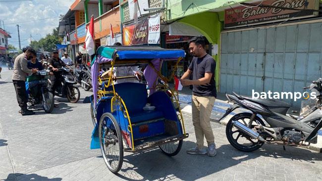 Bagi-bagi Bendera Merah Putih di Pulau Penyangga