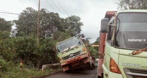 Truk Pengangkut Aspal Terperosok di Toapaya, Bintan