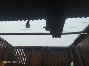 Angin Kencang Terbangkan Atap Rumah Warga di Kampung Sungai Jeram, Desa Lancang Kuning, Slamet dan Keluarga Selamat