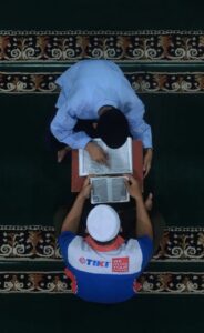 Kurir TIKI Mencari Berkah dengan Mengajar Ngaji