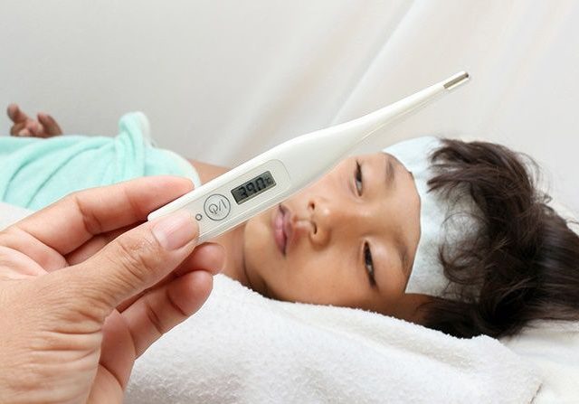 Musim Demam, Batasi Anak Bermain Ponsel dan Perbanyak Minum Air Putih