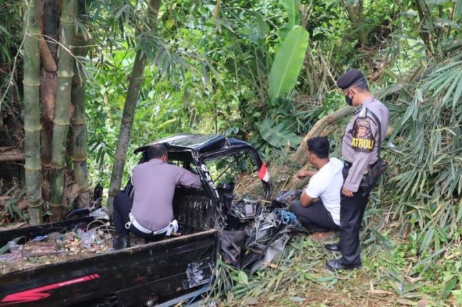 Mobil Masuk Jurang di Ciamis, 8 Orang Tewas