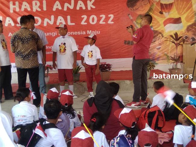 Kemensos Salurkan Bantuan ATENSI untuk Anak Suku Laut di Batam