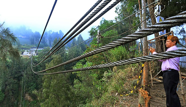 Jembatan Kaca, Memadukan Sensasi Adrenalin dan Panorama Indah Gunung