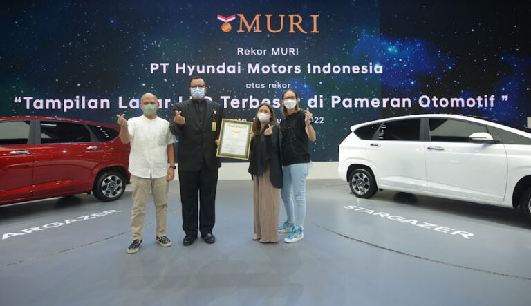 Boyong Layar LED Terbesar pada Ajang GIIAS 2022, Hyundai Raih Penghargaan Rekor MURI