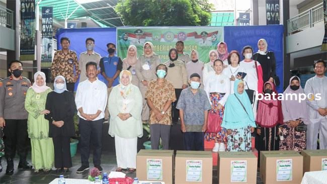 Pemko dan GOW Batam Bagikan Sembako untuk Lansia