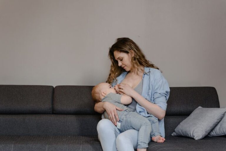 Untuk Ibu-Ibu yang Pertama Kali Punya Anak, Ini Cara Menyusui Bayi