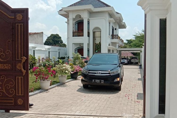 KPK Sita Uang Tunai dan Ransel dari Rumah Mewah Rektor Unila