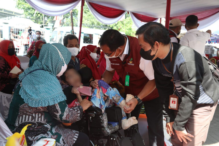 Kemensos Hadir Memberi Bantuan kepada Warga Sukodono, Sidoarjo