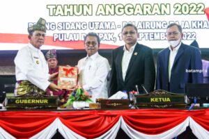 Gubkepri Sampaikan Nota Keuangan dan Ranperda APBD-P 2022 pada Paripurna DPRD Kepri