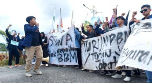 Demo Tolak Kenaikan Harga BBM di depan Kantor DPRD Bintan, Mahasiswa STAIN SAR Keluhkan Ongkos ke Kampus Ikut Naik